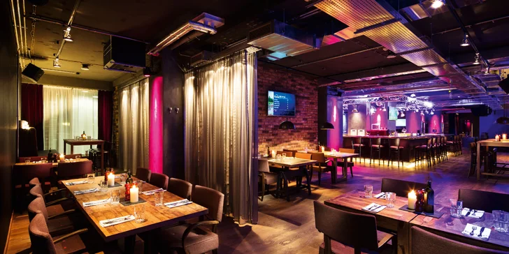 Príjemné chvíle sľubuje aj lounge, kde je biliard, herná konzola a nonstop otvorený bar.