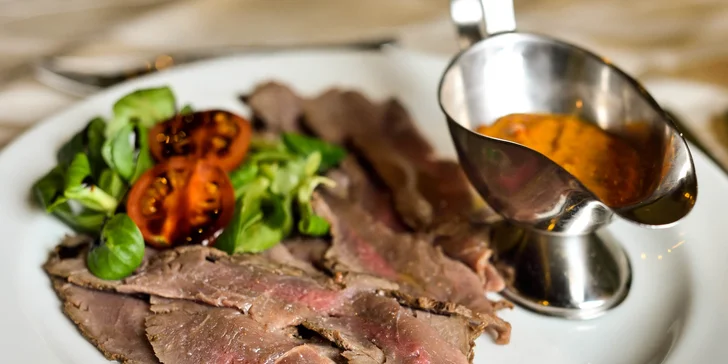 100 g Roast beef na listovom šaláte a dip z pečených paprík