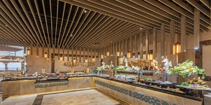 V rámci all inclusive vás čekají bohaté bufety v hlavní restauraci, kde se podávají snídaně, obědy i večeře. 