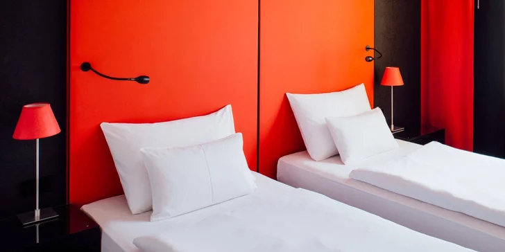  Intenzivní barvy ladí s moderním designem hotelu, nábytek a doplňky jsou inspirovány Dálným východem.