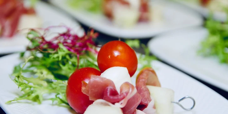 Součástí menu jsou dva předkrmy.