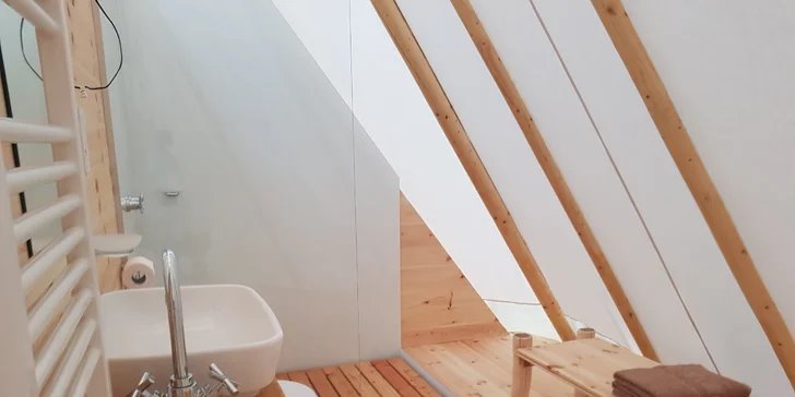 Pre maximálne pohodlie je tu aj kúpeľňa so sprchou a WC.