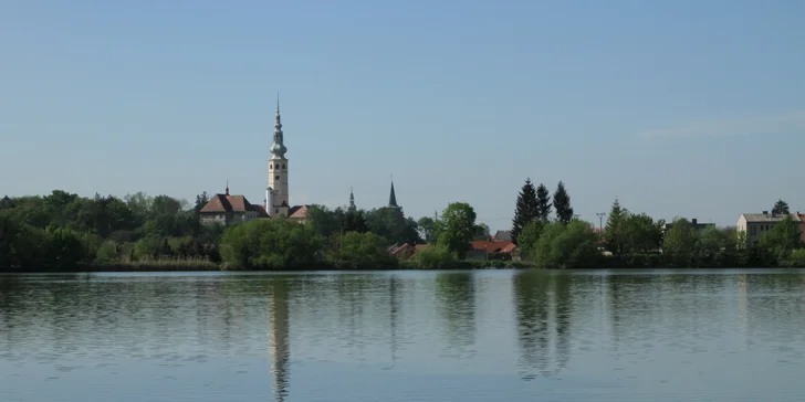 Zámek Tovačov leží v krásné krajině.