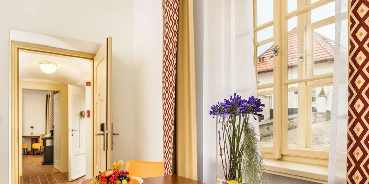 V rodinném pokoji je postel king size a samostatná lůžka. 