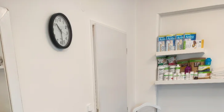 Dopřát si tu můžete kosmetické ošetření pleti s galvanickou žehličkou nebo její čištění, masku a masáž obličeje i dekoltu, případně pedikúru. 