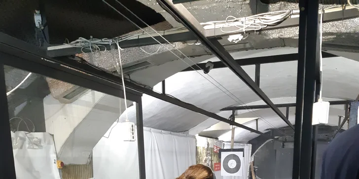 Na střelnici mají i zbraně, které dělají jen minimální hluk, mají prakticky žádný zpětný ráz (nekopou), a navíc si je můžete i pohodlně zapřít. Zážitek vhodný i pro začínající střelce.