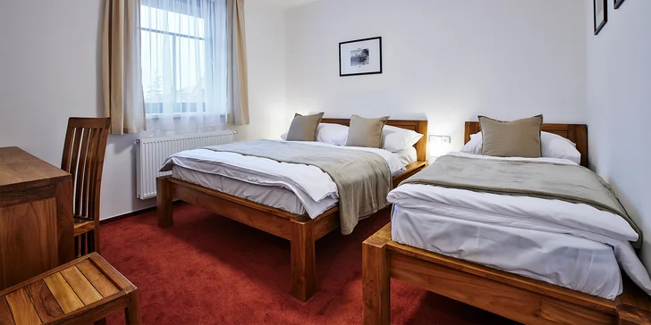 Hlavu složíte v komfortním pokoji s pohodlnými lůžky, vlastní koupelnou se sprchou a toaletou.
