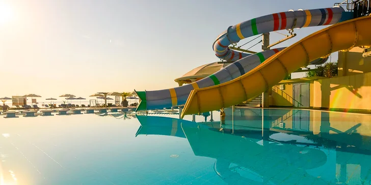 Součástí hotelu je komplex bazénů s tobogány. 