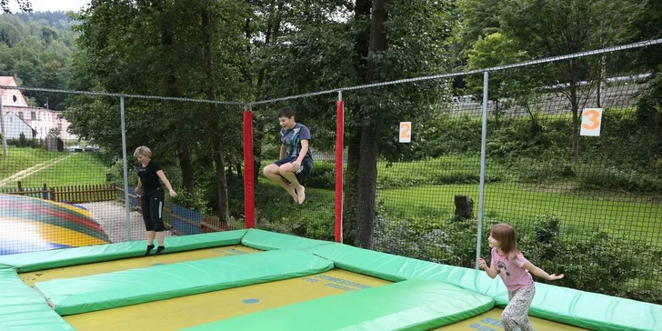 Děti do 5,9 let mají jízdu zdarma. A ještě se vyřádí na hřišti. 