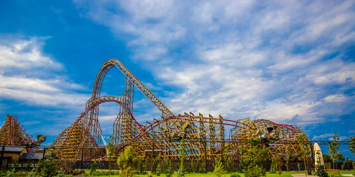 1316 metrů dlouhá dráha Wooden Coaster Zadra dosahuje rychlosti 121 km/h.