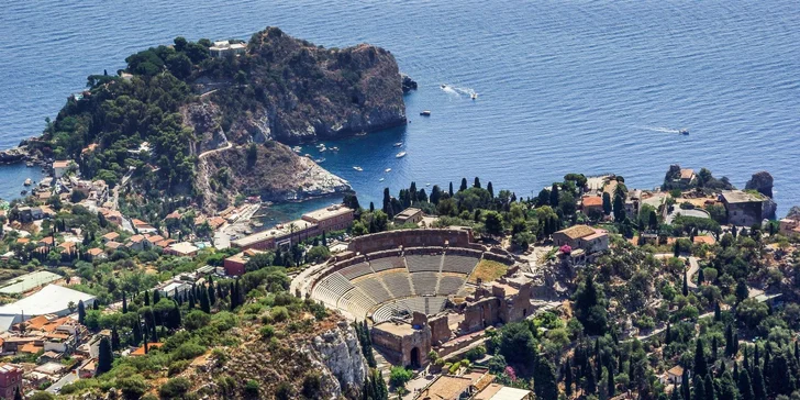 Ubytujete se v oblasti Giardini Naxos v hotelu s polopenzí (bez nápojů u večeře). 