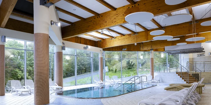 Užijete si tu také pořádnou dávku relaxu – v ceně máte neomezený vstup do hotelového wellness a aquaparku. 