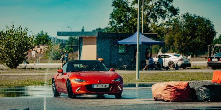 Škola driftu přináší příležitost pro vlastníky sportovních vozů s poháněnou zadní nápravou (popřípadě AWD), kteří mají rádi drift, chtějí se mu přiučit, zdokonalit, nebo si jen zajezdit. 
