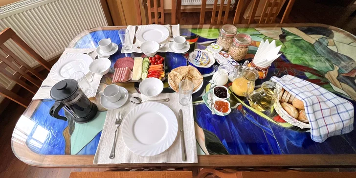 Ačkoli se dá pořídit pobyt i bez stravy, ošidit se o ní by byla velká škoda. Posilnit se na začátku dne čerstvým pečivem se salámem či marmeládou, zeleninou nebo palačinkou či míchanými vejci je totiž nadmíru skvělá záležitost.
