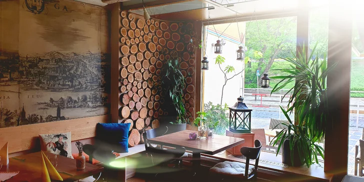 Restaurace se nachází na Malé Straně v blízkosti Petřína, dobré jídlo tedy můžete spojit s příjemnou procházkou.