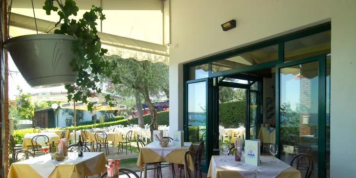 V areálu funguje restaurace, tak zajděte třeba na pizzu. 