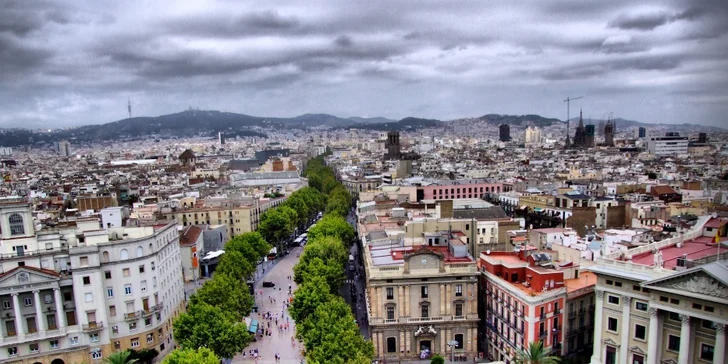 La Rambla je rušná ulice, kde potkáte pouliční umělce, ochutnáte dobroty a zažijete tu pravou Barcelonu. 