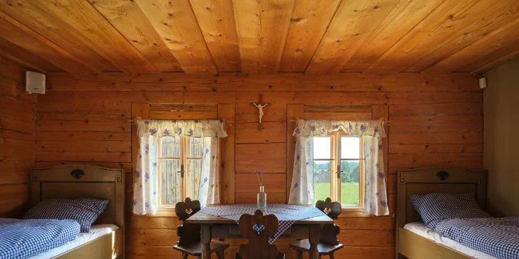 Jsou tu tři samostatné pokoje, každý má vlastní koupelnu.