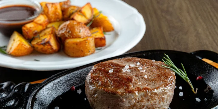 Hovädzí steak s koňakovou omáčkou a pečenými zemiakmi