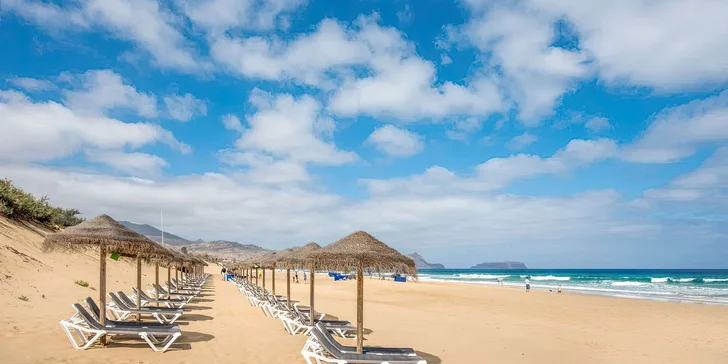  Resort se rozprostírá přímo u devítikilometrové pláže s jemným zlatavým pískem.