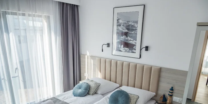 V každom apartmáne nájdete veľkú manželskú posteľ, posedenie, smart televíziu aj bezplatné pripojenie na Wi‑Fi.