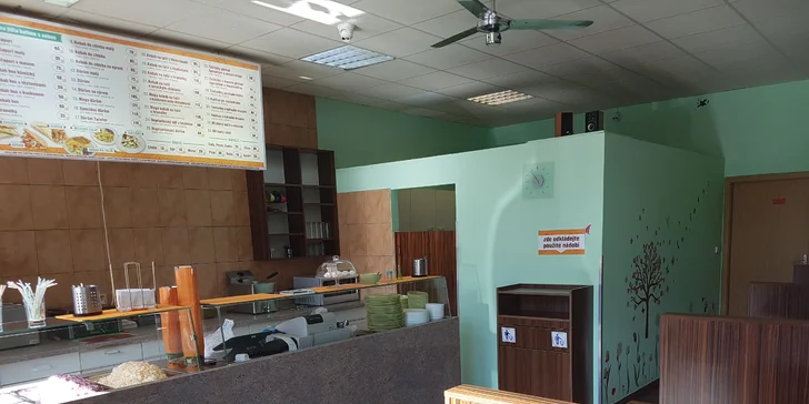 Podnik najdete v ulici Karly Machové, kousek od náměstí. 