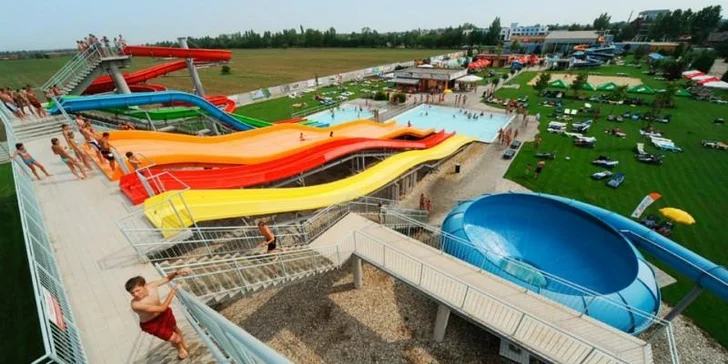U jezer se nachází velký aquapark, který můžete během dne navštívit. 