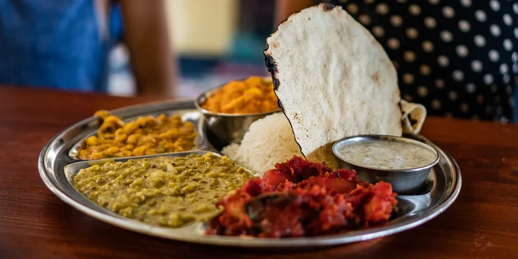 Vyberte si voucher v hodnotě 500 až 1500 Kč a nechte se nalákat tradiční chutí butter chicken, jehněčí masaly nebo mangové variace se sýrem paneer. 