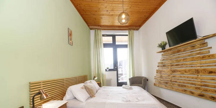 Dvoulůžkové a třílůžkové pokoje mají balkón s výhledem na sjezdovky a Čertovu horu, na skokanské můstky či centrum Harrachova. 
