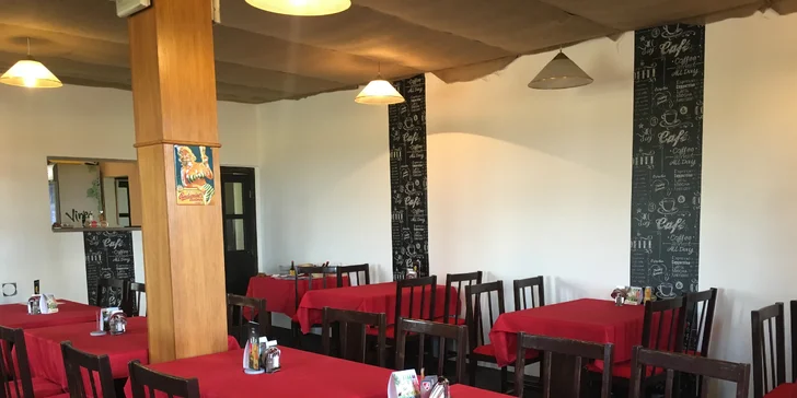V zázemí přilehlé restaurace si můžete odpočinout a něco popít či zakousnout.