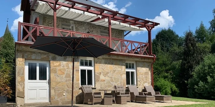 K venkovní vířivce, kterou mohou využívat hosté apartmánu s krbem, patří posezení.