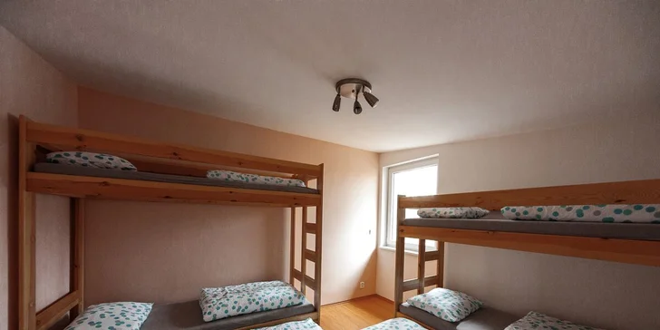 V prvním poschodí se nachází 3 ložnice, koupelna a otevřené atrium s lenoškou.