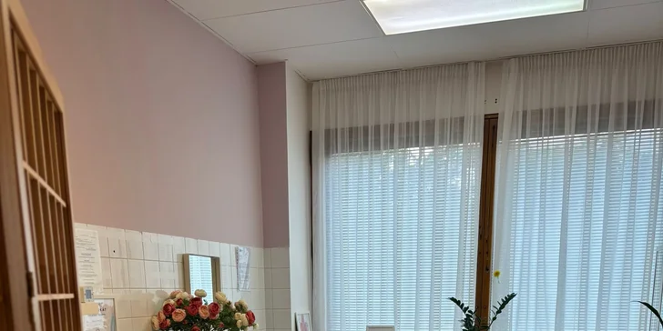Ošetření pro aknózní pleť zahrnuje povrchové i ruční čištění, hloubkový peeling, sérum, masku a krém.