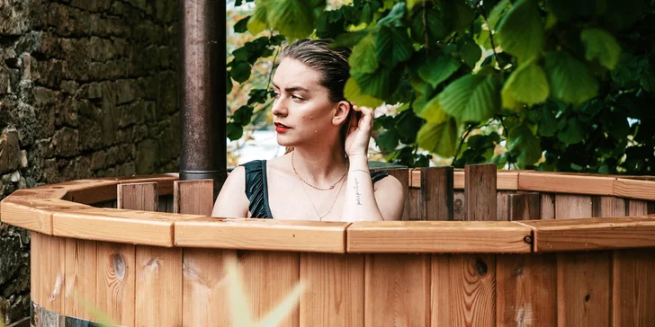 O to se postará Hide in City – unikátní domek se zahradou a vyhřívaným sudem. 