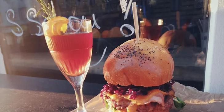 V nabídce je lososový, halloumi, krůtí i hovězí burger.
