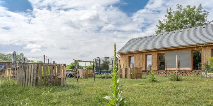 A co teprve až se caparti rozběhnou po velké zahradě skotačit na hřišti či trampolíně. 