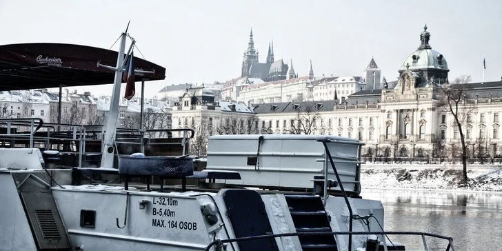 Z lodi budete mít panoráma historické Prahy jako na dlani.