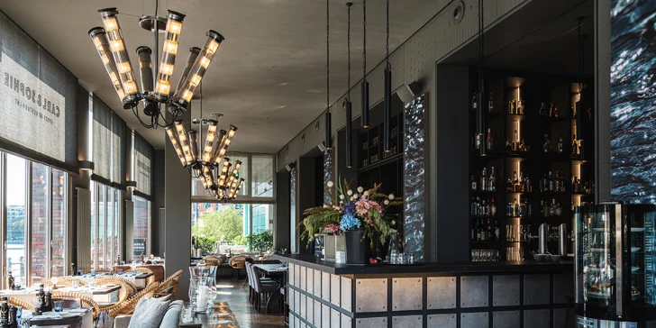 Do restaurace Carl & Sophie zase zavítejte na oběd nebo večeři a večer vám tu také namíchají různé exotické koktejly.  