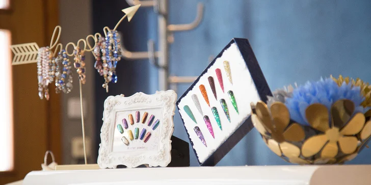 V salonu N.C.N NAILS & BEAUTY už na vás čeká tým profesionálních pedikérek, který pracuje pouze s kvalitními certifikovanými materiály. 
