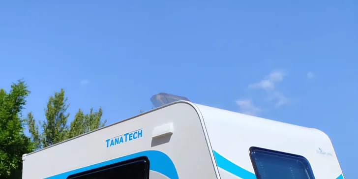 S karavanem si můžete zapůjčit i krabici s nádobím, vařičem a grilem (používejte jen mimo karavan).
