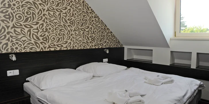 Ubytujete se v pokojích či prostorných apartmánech s vlastní koupelnou, ručníky a toaletními potřebami. 