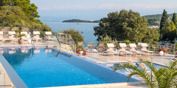 K hotelu patří bazény, kam máte volný vstup. 