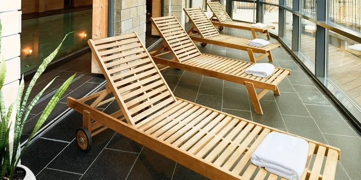 Z venkovní jacuzzi se pokocháte výhledem na hory. 