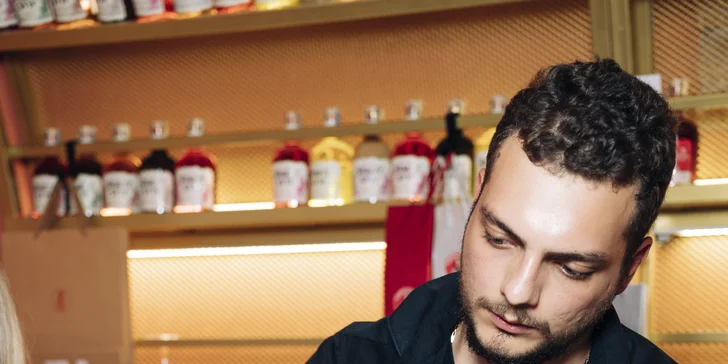 V rámci dvouhodinové masterclass si vyzkoušíte přípravu koktejlů přímo za barem.