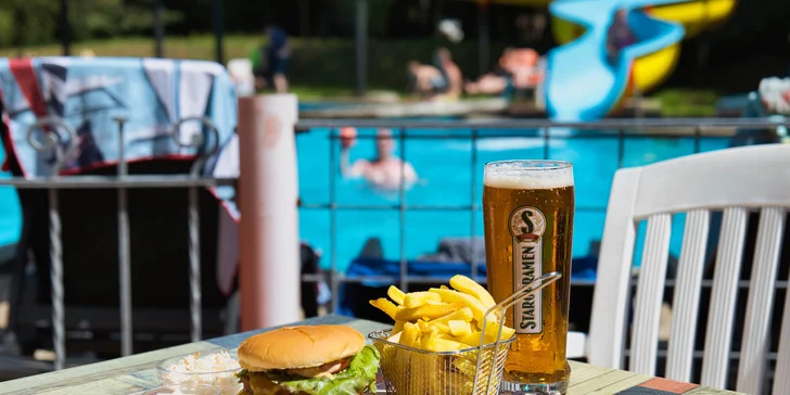 Vařit nemusíte, v areálu je restaurace, kde dělají třeba burgery nebo pizzy. 