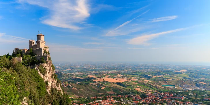 A nezabudnite ani na San Marino, budete to sem mať len 35 km.