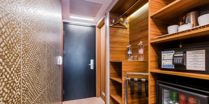 V pokoji je trezor, minibar, klimatizace a telefon. 