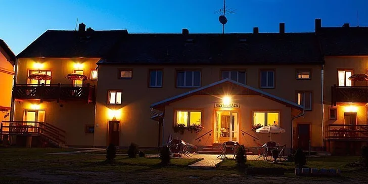 Penzion je v noci romanticky osvětlen...
