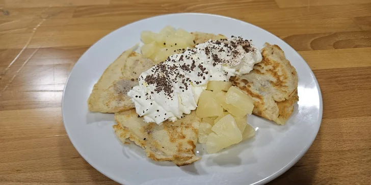 Druhým chodem bude sladká tečka na závěr, jejíž role se ujme palačinka s ovocem, džemem a šlehačkou.