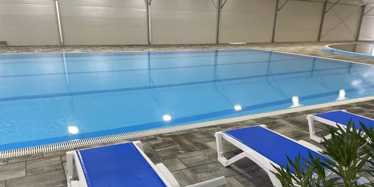 Plavecký bazén s dĺžkou 25 m a termálny bazén